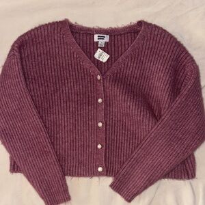 Ribbed Cardi Cropped moody rose sweater perfect for layering!
#FASTSHIPPING#NWT